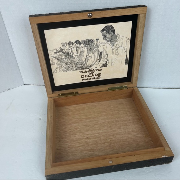 Up-cycled vintage wooden Cigar box-RP-Decade - Picture 4 of 9